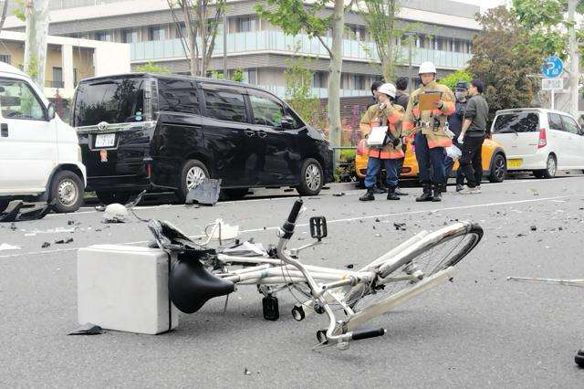 うつ伏せで路上に倒れ込む警察官の姿　車5台と自転車2台絡む事故　過失運転致傷の疑いで23歳中国籍の男を逮捕　東京・板橋区