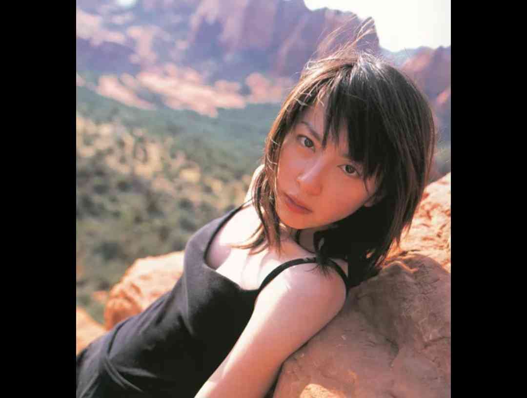 「美しすぎる」奥菜恵（46）、ファーで覆っただけ…肌見せショットに反響「ハーフのモデルさんかと思ったら」