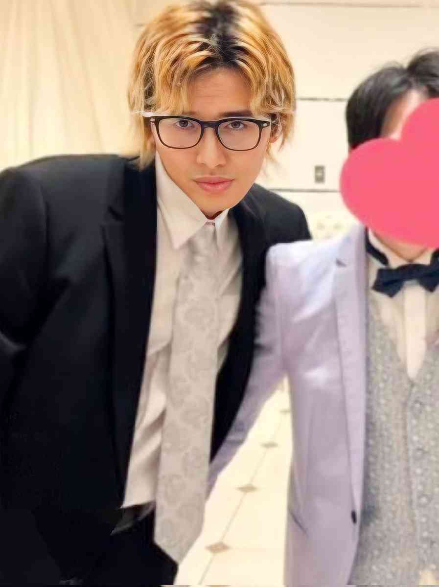 永瀬廉　結婚式にメンバーカラー“黒ネクタイ”で参加、「誰か教えてくれなかったのかな？」一部ファンからはマナー指摘も