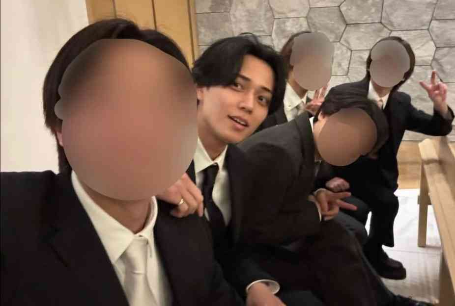 永瀬廉　結婚式にメンバーカラー“黒ネクタイ”で参加、「誰か教えてくれなかったのかな？」一部ファンからはマナー指摘も