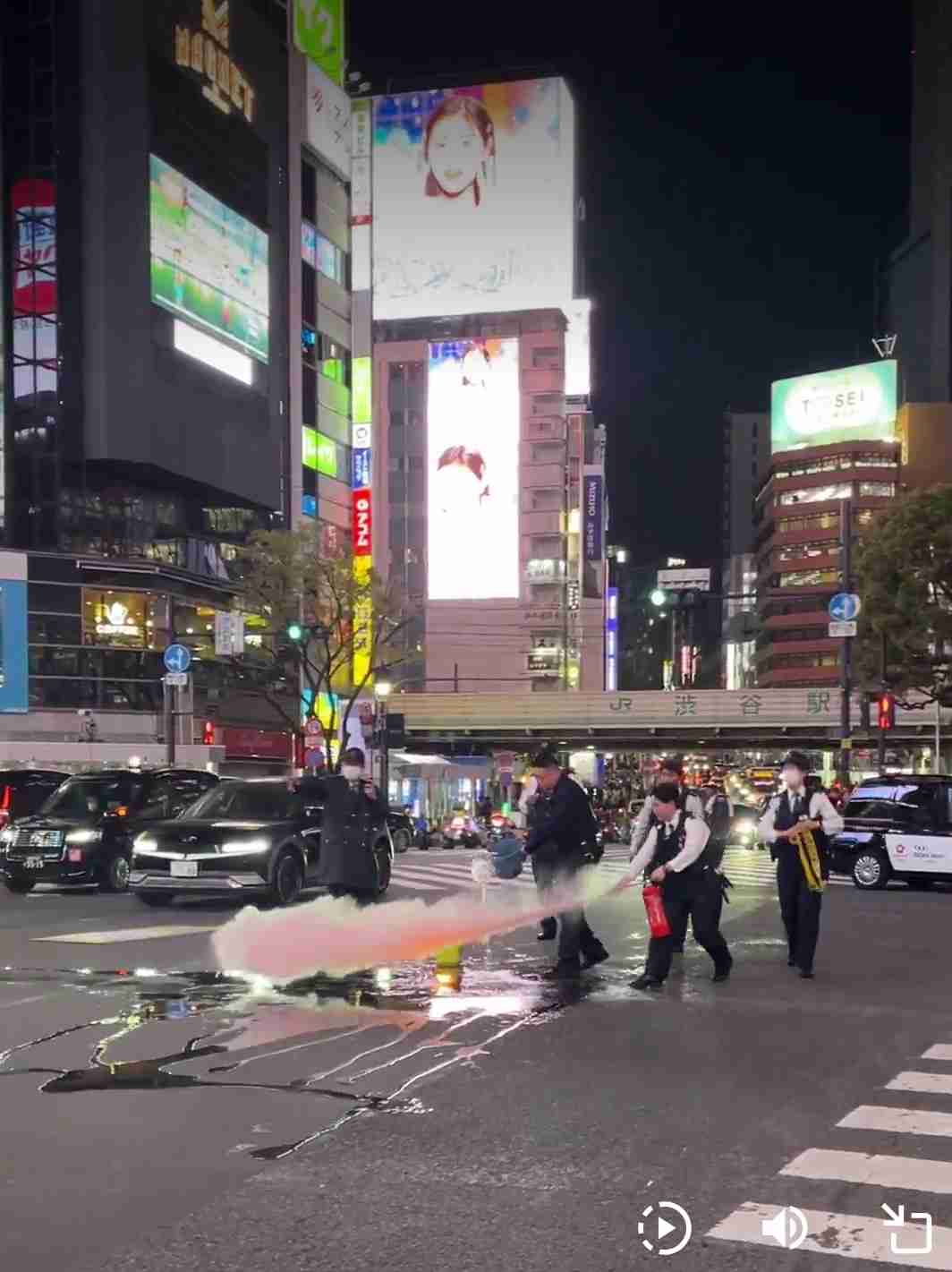 渋谷のスクランブル交差点で火災　「男が液体をまき火つけた」と通報