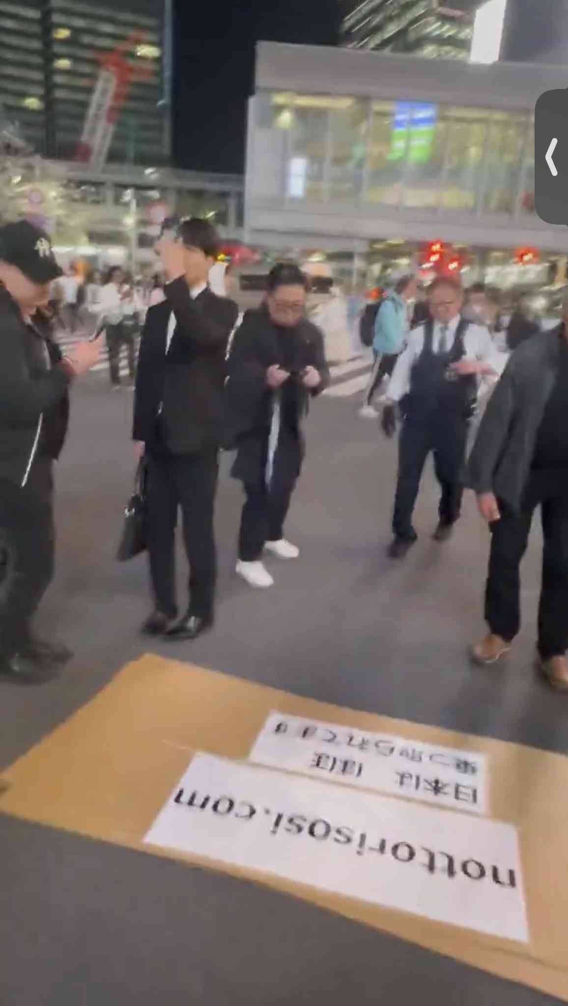 渋谷のスクランブル交差点で火災　「男が液体をまき火つけた」と通報