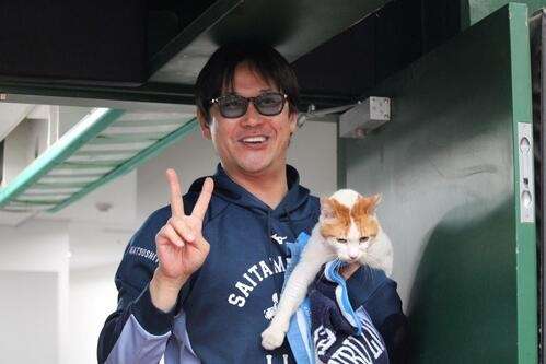 【西武】ネコが球場侵入で若獅子の顔ゆるむ　本拠地ベルーナドーム２軍戦にリアル「べるーにゃ」