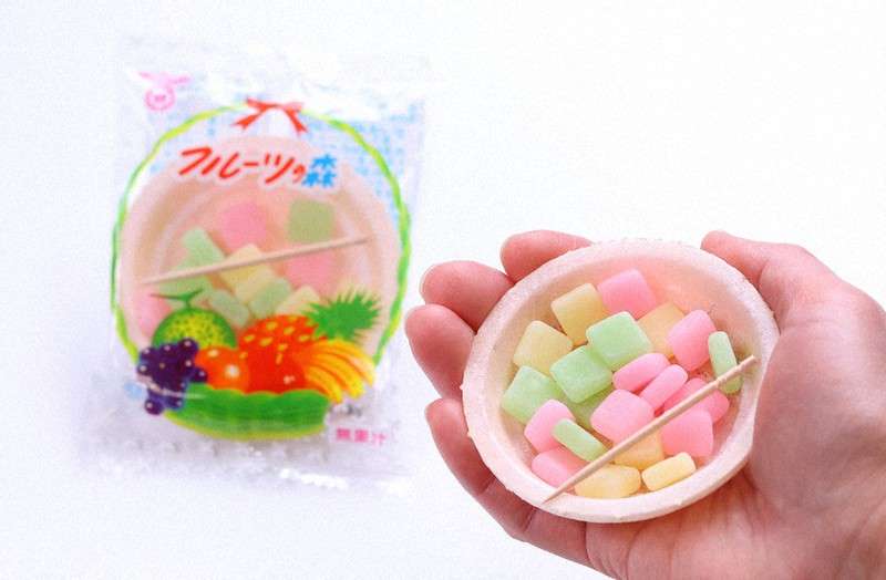 いろんな駄菓子を眺めながら、あーだこーだ言うだけのトピ