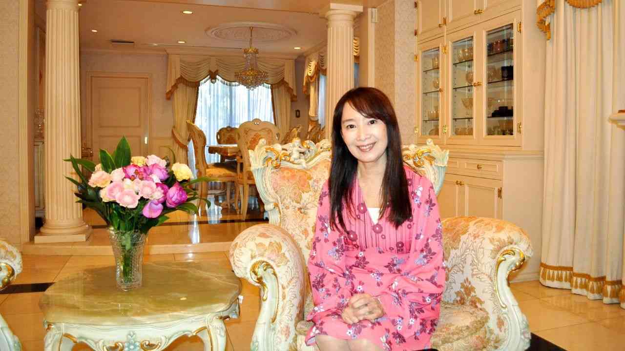 アグネス・チャン70歳、ショーパン姿で母校を訪問 変わらぬ美貌に反響...「若々しくて美しい」「学生みたい」