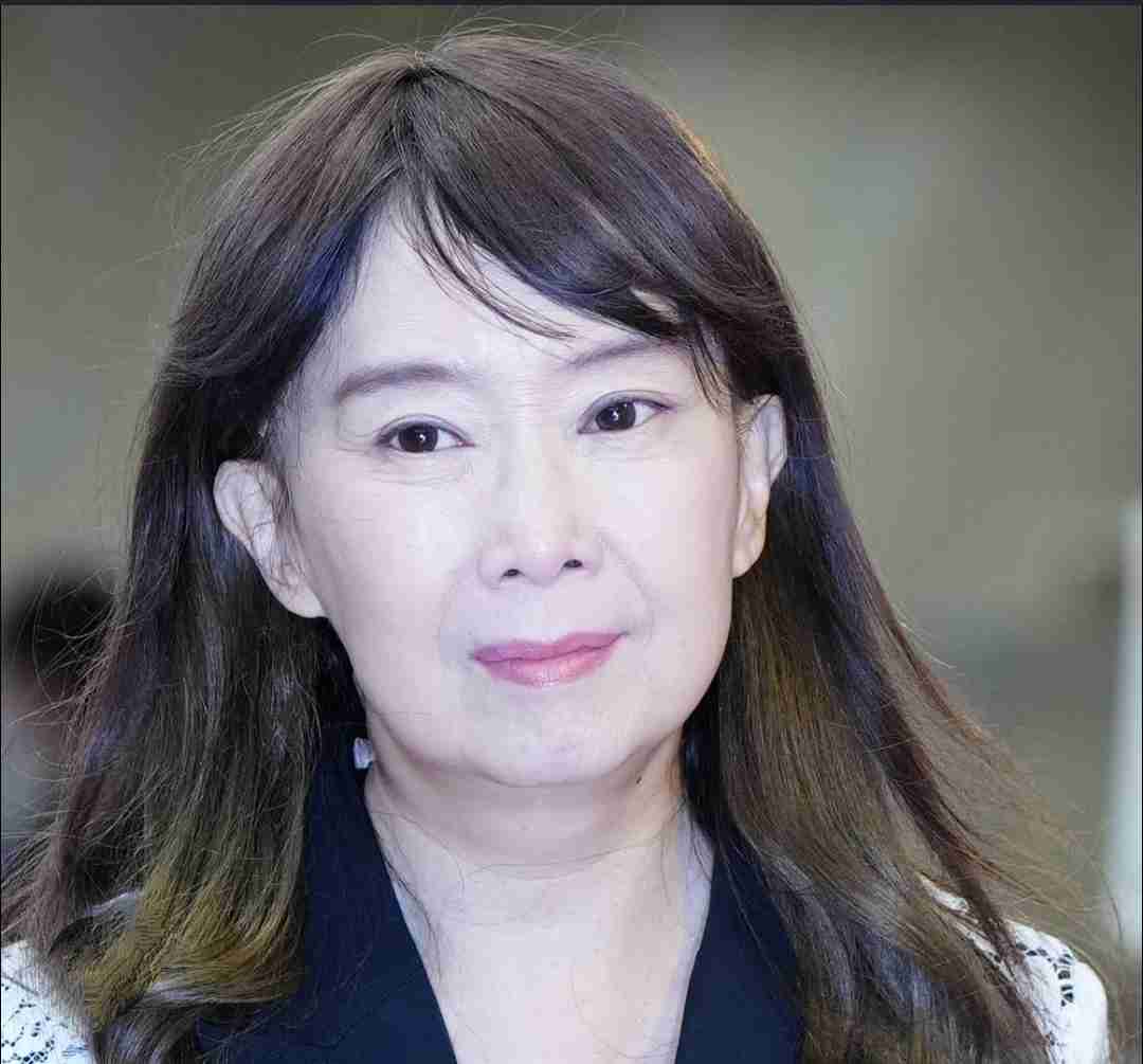 アグネス・チャン70歳、ショーパン姿で母校を訪問 変わらぬ美貌に反響...「若々しくて美しい」「学生みたい」