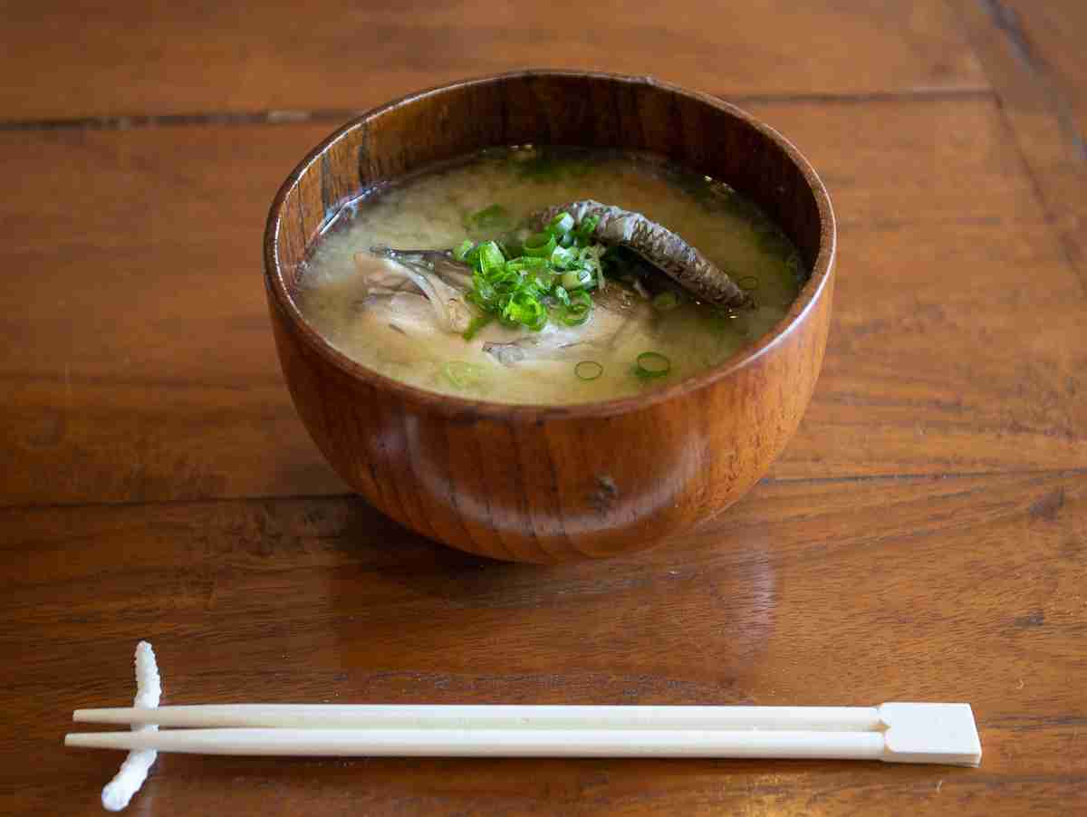 「味噌汁は具だけ食べるものだと思ってて、汁をジャーっと捨てたら彼女とギクシャクして振られた」「ラーメンと同じスタンスでは？今でも納得できない」という投稿にツッコミ集中