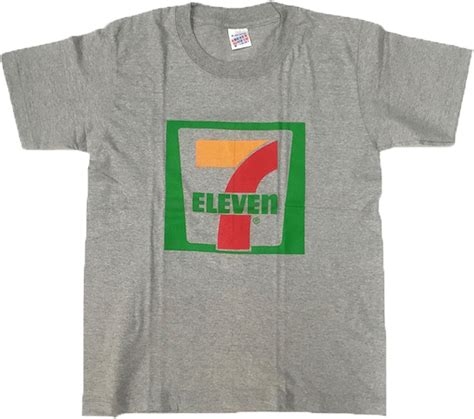 ロゴＴシャツやトレーナー何歳までOK？