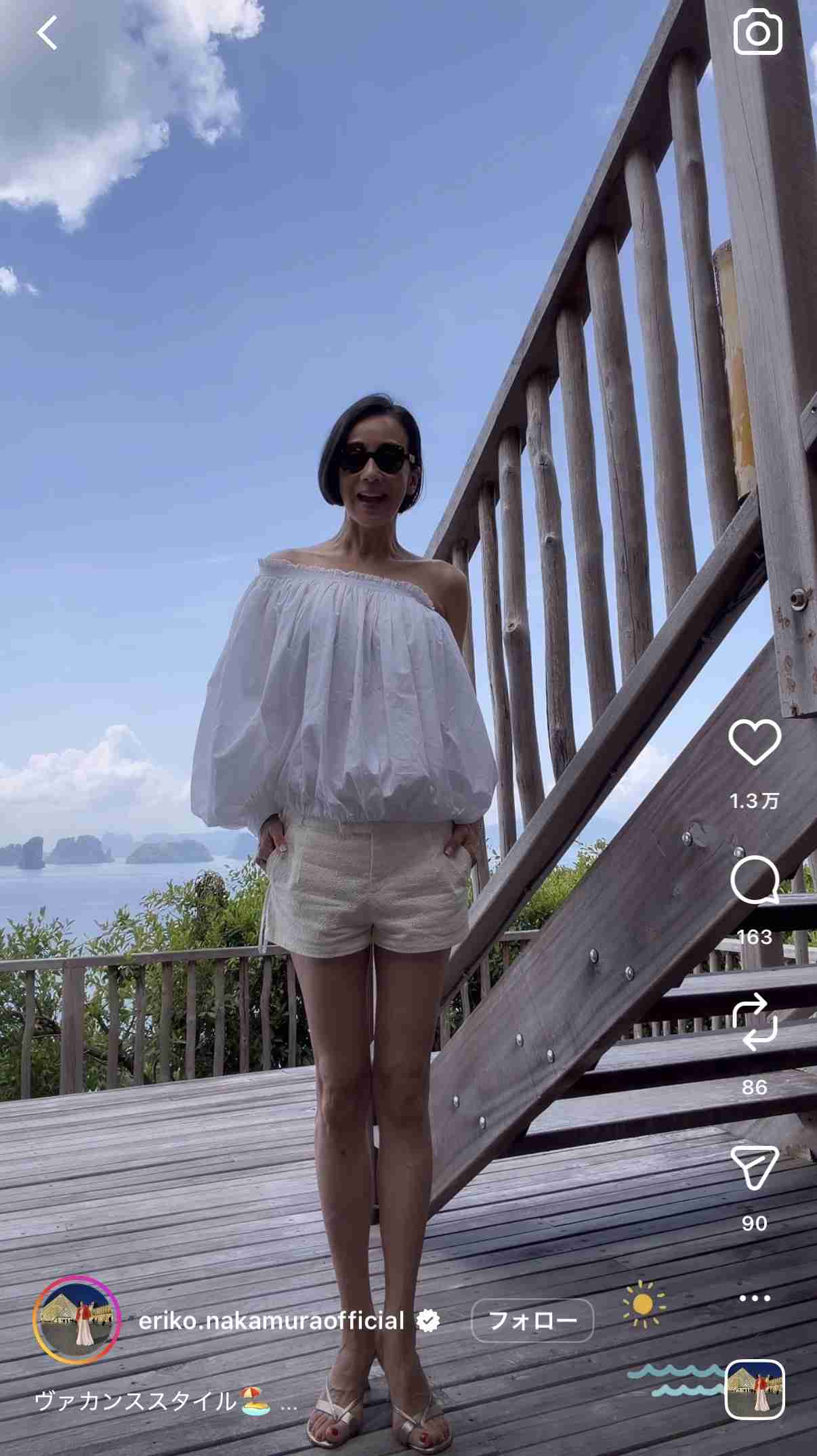 56歳の体型に驚がく!有名女優が「スタイル良すぎ!」「見てしまう」「最高」「ドキドキする」全身ショットもくぎ付け…横山めぐみ