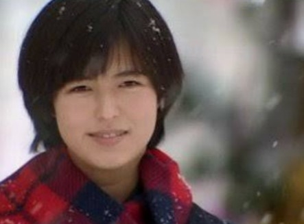 56歳の体型に驚がく!有名女優が「スタイル良すぎ!」「見てしまう」「最高」「ドキドキする」全身ショットもくぎ付け…横山めぐみ