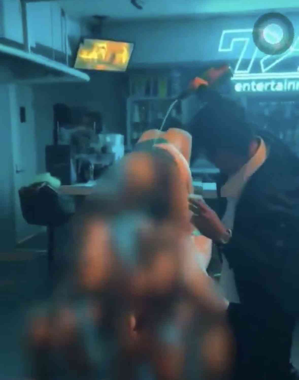 丸の内OLレイナ 全裸シャンパンタワー参加理由動画公開で炎上再燃 炎上商法の疑い強まる 2児の母としての資質に疑問の声