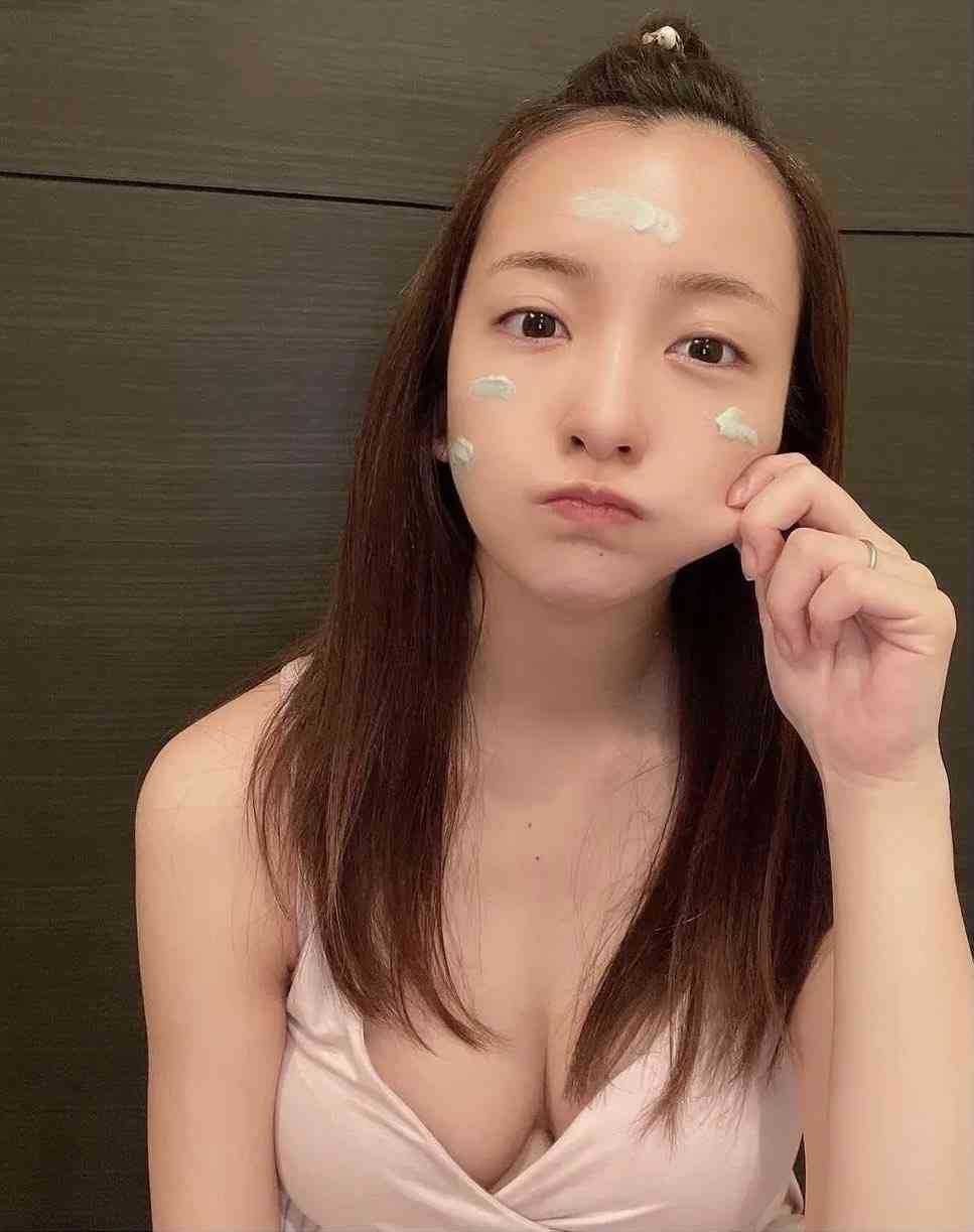 板野友美　“バスタオル1枚”の美肌露わショットにファン驚愕…自社コスメを自らPR