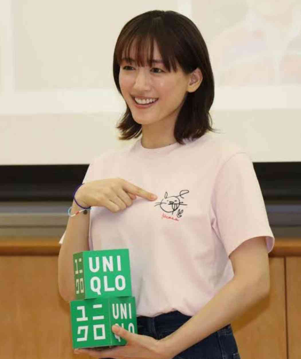 「堂々とTシャツ着ればいいのに」YOASOBI・Ayase　ユニクロ“コラボ”Tシャツのスタイリングに違和感の声…“タトゥー”隠しの指摘相次ぐ