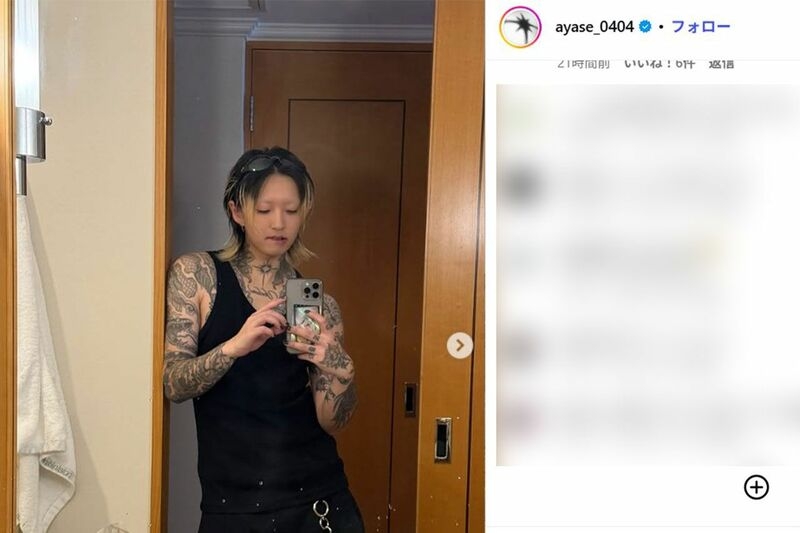 「堂々とTシャツ着ればいいのに」YOASOBI・Ayase　ユニクロ“コラボ”Tシャツのスタイリングに違和感の声…“タトゥー”隠しの指摘相次ぐ