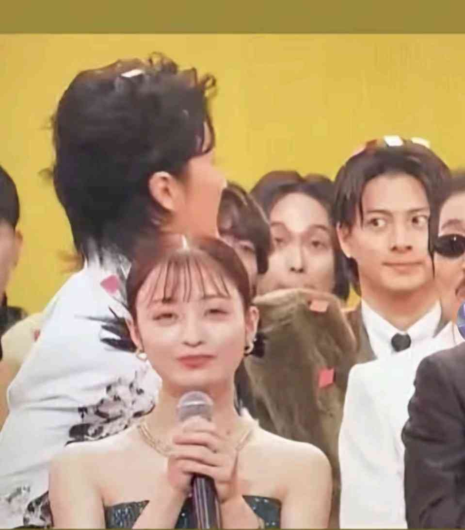 【 Number_i・平野紫耀 】 白T姿の圧倒的ビジュアルに絶賛の声 「ただの白Tなのにめちゃくちゃカッコイイ」 青空の下で見せたクールな表情にファン悶絶