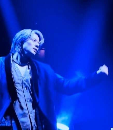 【 Number_i・平野紫耀 】 白T姿の圧倒的ビジュアルに絶賛の声 「ただの白Tなのにめちゃくちゃカッコイイ」 青空の下で見せたクールな表情にファン悶絶