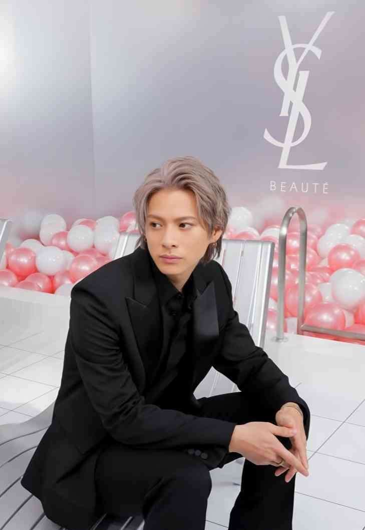 【 Number_i・平野紫耀 】 白T姿の圧倒的ビジュアルに絶賛の声 「ただの白Tなのにめちゃくちゃカッコイイ」 青空の下で見せたクールな表情にファン悶絶