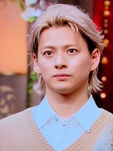 【 Number_i・平野紫耀 】 白T姿の圧倒的ビジュアルに絶賛の声 「ただの白Tなのにめちゃくちゃカッコイイ」 青空の下で見せたクールな表情にファン悶絶