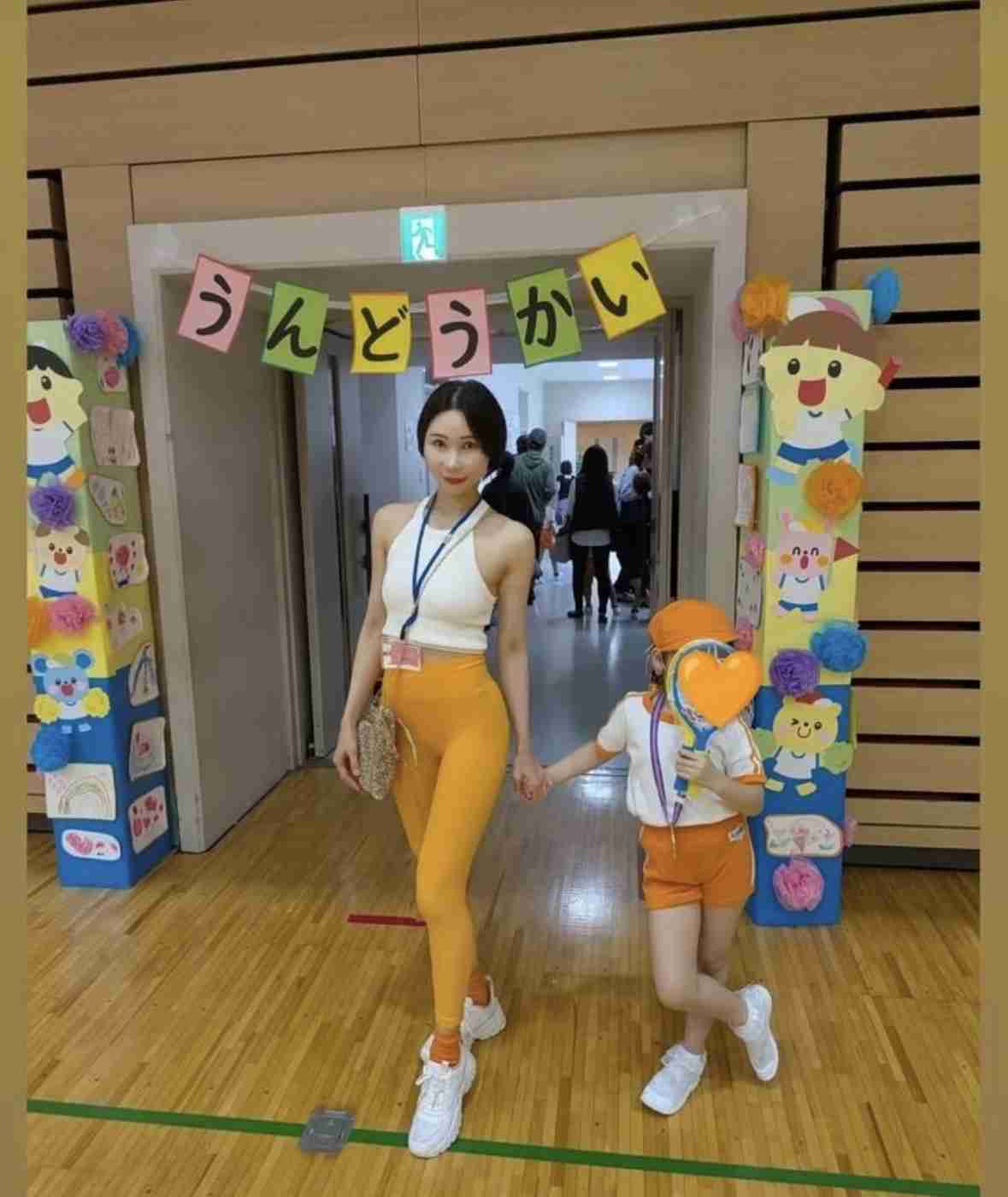 幼稚園の送迎にジーンズとサンダルを身につけて行ったらバカにされていた