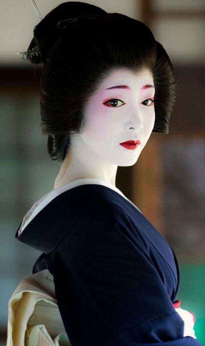 《“舞妓さん”がクリーム丸飲み》「下品なことするな!!」批判殺到の女性インフルエンサー、テレビ東京発のコンテンツだった　広報部「本物の舞妓さんではございません」