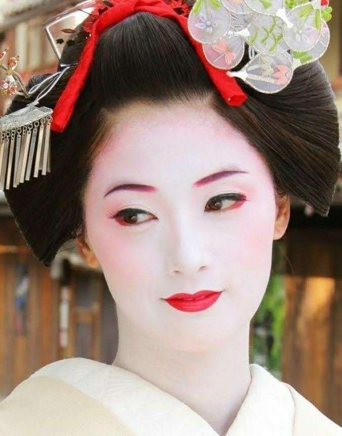 《“舞妓さん”がクリーム丸飲み》「下品なことするな!!」批判殺到の女性インフルエンサー、テレビ東京発のコンテンツだった　広報部「本物の舞妓さんではございません」