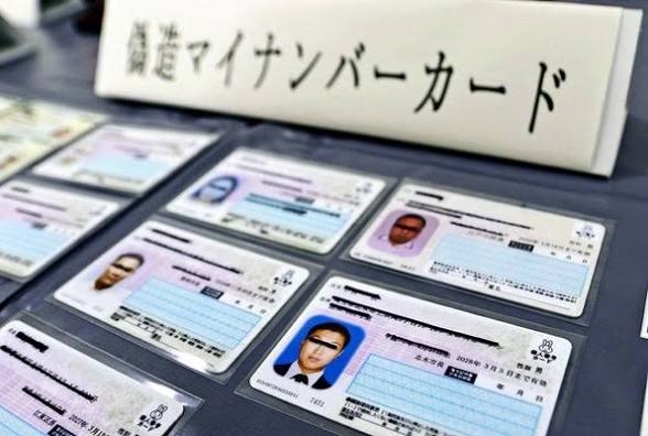 警察による「押収品陳列」の画像を貼るトピ。 