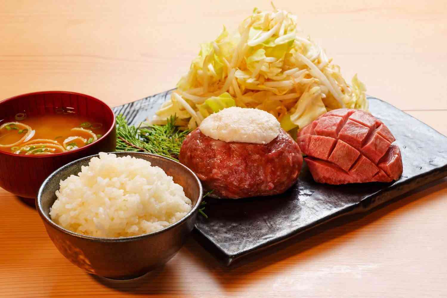 《レア状態で提供》“客が焼く”スタイルのハンバーグ店で食中毒…営業禁止処分明けに訪れた客は「店員から火を通すようしっかり指示が」
