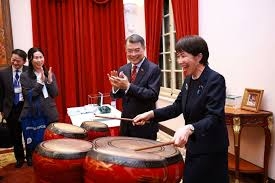 高市首相、韓国・ベトナムに続いて対オーストラリアでも「音楽外交」　「特徴的すぎる」署名は波紋