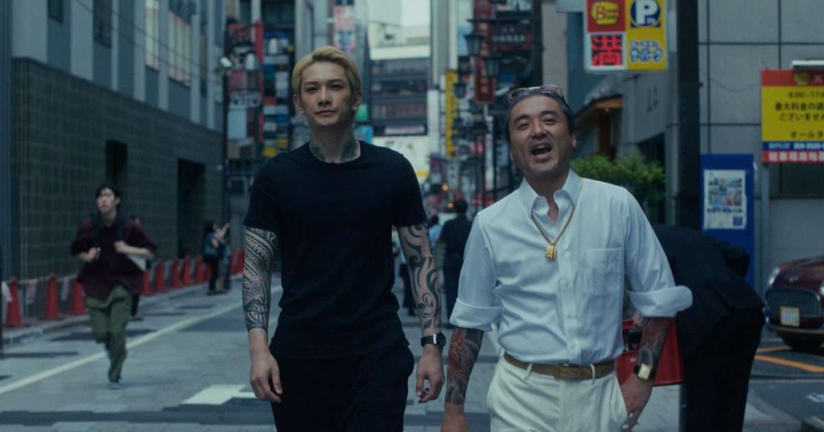竹野内豊、“眉ナシ顔＆腕にびっしりタトゥー“Netflix新ドラマでの激変姿が沸騰「こうも人相が変わるものなのか」