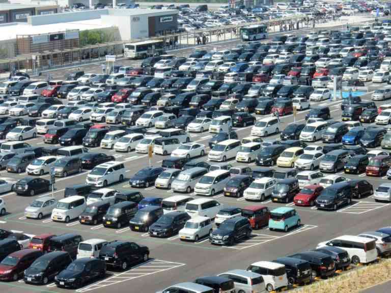 駐車場で｢場所取り｣や｢入口近くの空き待ち｣する人どう思いますか？