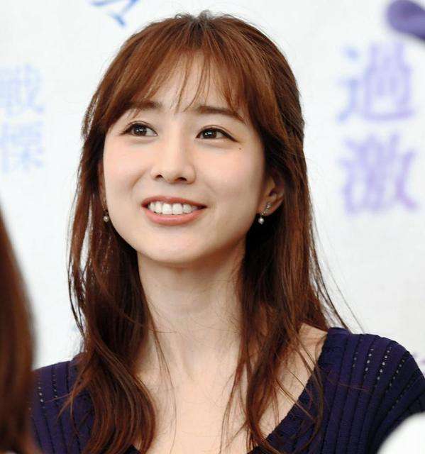 田中みな実、“ライラックメイク” にファン賛否…濃いシャドウにリップで漂う “平成感” が「よさ半減」との声も
