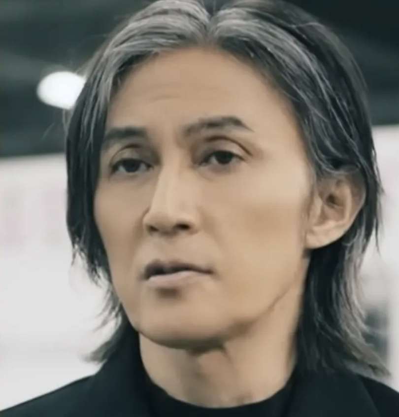 「B'z」稲葉浩志(61)、近影が“30代に見える”と話題に!「バケモンです」「また若返ってる」など驚きの声