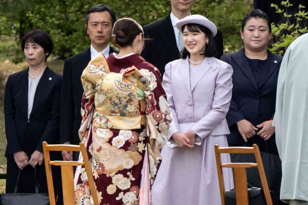 天皇ご一家が2年ぶりに御料牧場でご静養　愛子さまはピンクのニットにワイドパンツ姿