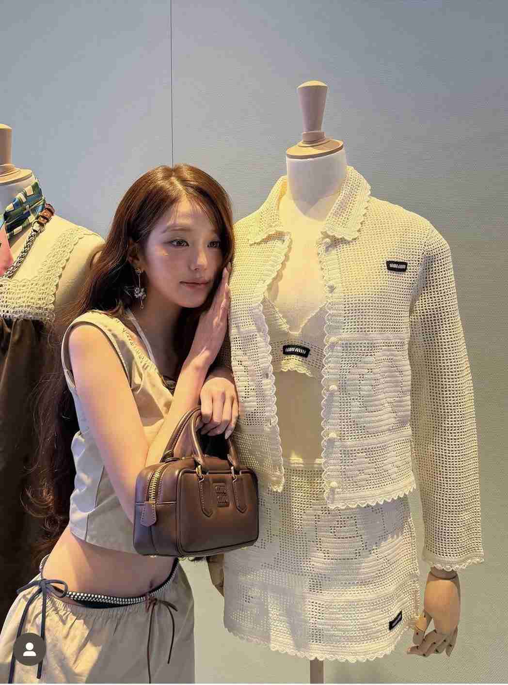 齋藤飛鳥「16万円」の“Miu Miu高級見せパン”着用にSNS衝撃…流行りの“下着見せファッション”に寄せられる困惑