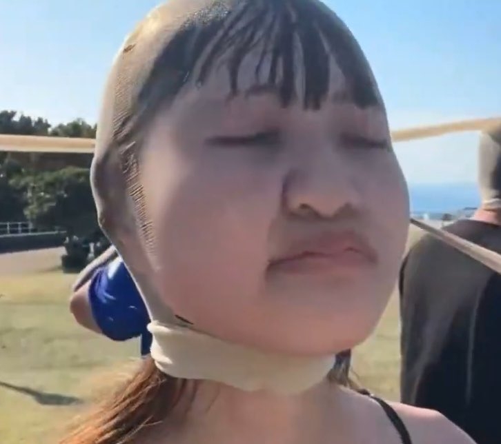 齋藤飛鳥「16万円」の“Miu Miu高級見せパン”着用にSNS衝撃…流行りの“下着見せファッション”に寄せられる困惑