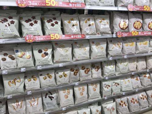 カルビー「ポテトチップス」 “うすしお”や“コンソメ”などパッケージが白黒に ナフサ高騰の影響 25日以降出荷分から