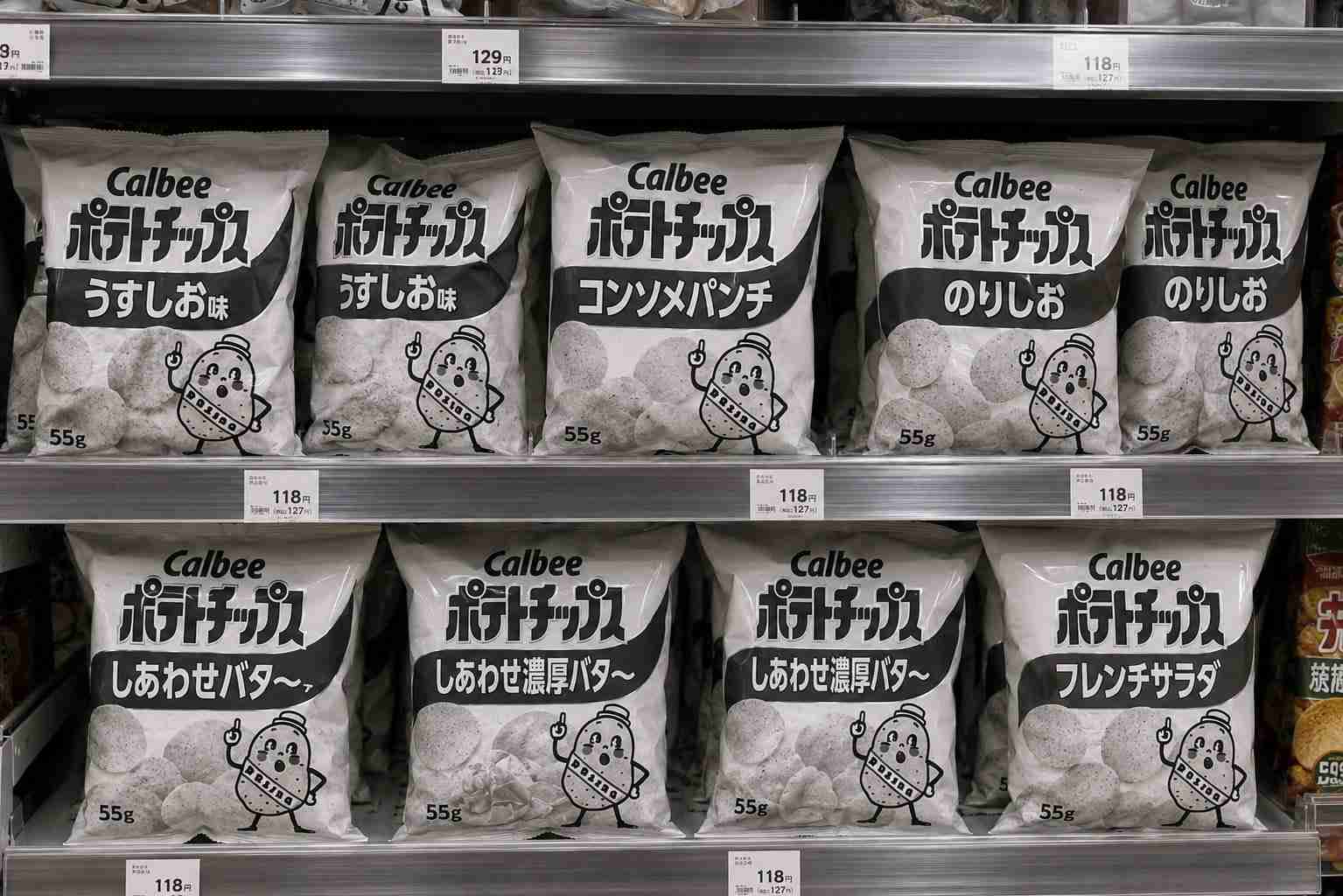 カルビー「ポテトチップス」　“うすしお”や“コンソメ”などパッケージが白黒に　ナフサ高騰の影響　25日以降出荷分から
