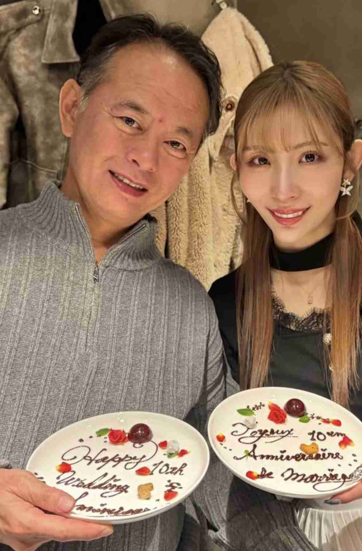 26歳差婚で話題となった4児の母モデル・菊池瑠々、キャバ嬢に転身「子供たちの未来のため」「夫婦仲はめちゃくちゃ良好」