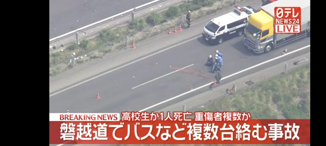 磐越道でマイクロバス絡む事故 1人死亡　少なくとも26人がけが