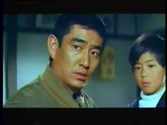 今は有名な俳優をこんな所で発見した！