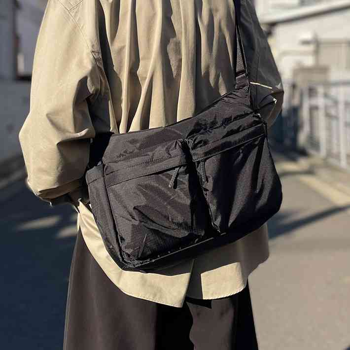 Z世代学生たちの間でナップサックがなぜ流行? デジタル化で持ち物が軽量化し「大学はスマホだけで十分」 肩肘張らない“エフォートレス”なファッションも人気を後押し