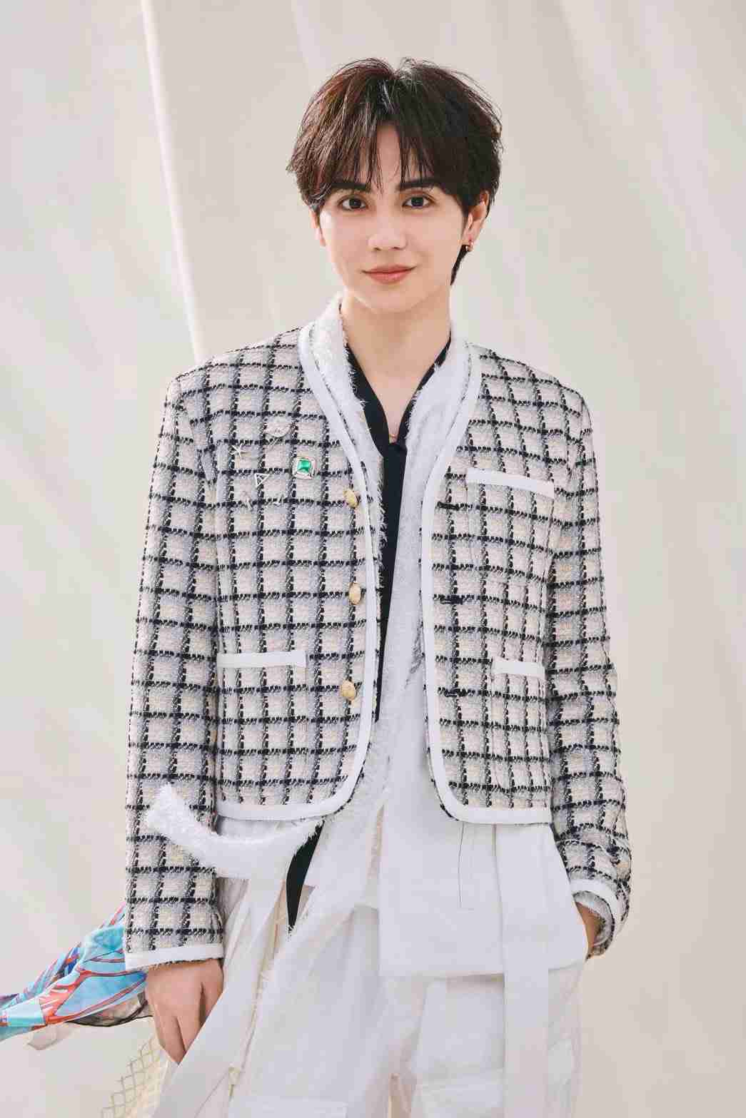 「授業参観のオカンみたい」？　男性アイドルたちの 《ツイードジャケット》 衣装が話題　 「王子さま過ぎる」「PTAかな」 …受け止めさまざま