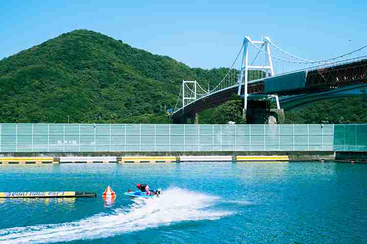 「レースコース内に人が浮いている」鳴門競艇場内に60代男性とみられる遺体見つかる…事故・事件の両面で捜査　徳島・鳴門市