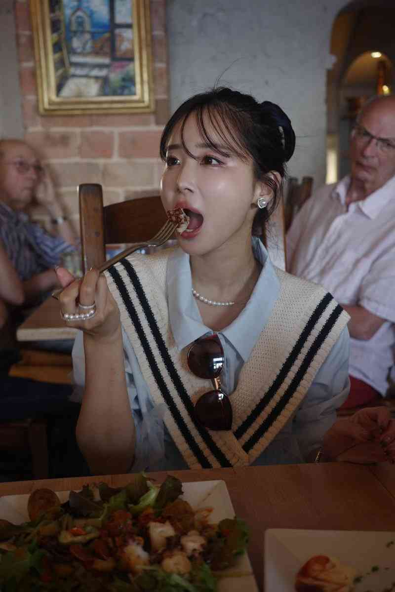 「あざといは正義」で『バチェラー』出演の休井美郷、パリでの食事シーン投稿に“不愉快そうな客”写り込み物議