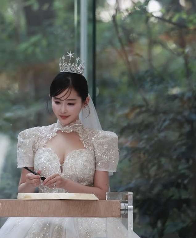 「あざといは正義」で『バチェラー』出演の休井美郷、パリでの食事シーン投稿に“不愉快そうな客”写り込み物議