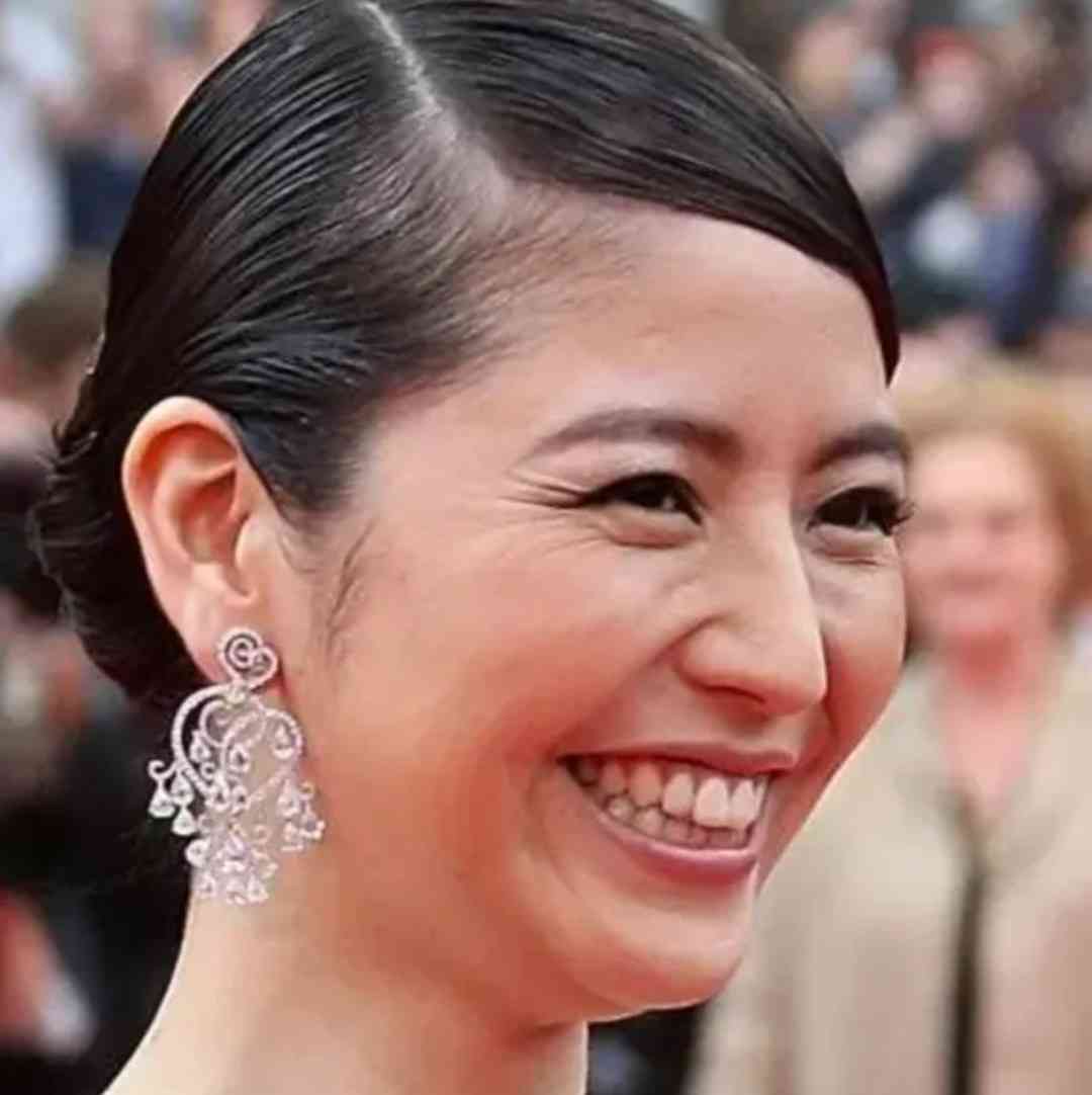 綾瀬はるか「ユニクロ」店内アナウンスで“あくびかみ殺し”!?　疑惑を会社は完全否定、「帰りに寄る」むしろ高まる宣伝効果