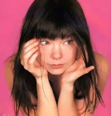 「爆イケたらこ！」〝超奇抜ファッション〟歌姫ビョークのDJプレイ写真にファン驚愕！「誰も勝てないぶっ飛ばし方」「ここまでくるともう芸人枠…」
