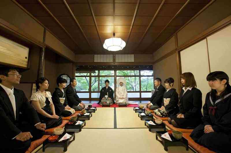 「ナシ婚」が増える近年、結婚式を挙げますか?