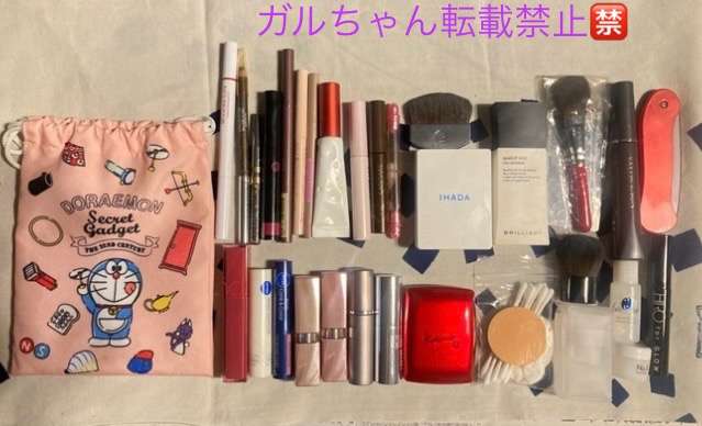ドラえもんポーチとコスメ