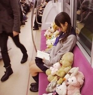 「テーブルに人形やグッズ置かないで」都内人気パブが店内での“ぬい活禁止”をお願い→一部愛好者から反発で炎上…店を訪れてわかった“実態”と店主が明かした「真意」